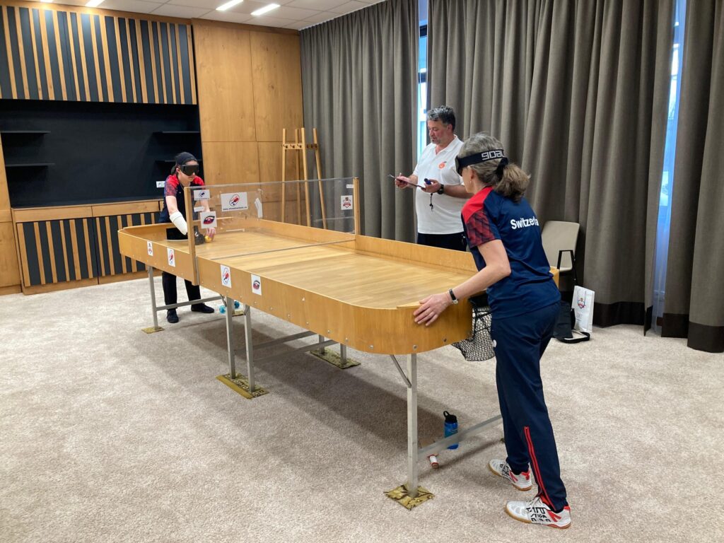 Rita und Noemi am Tisch